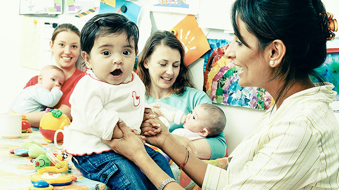 Runde mit mehreren Müttern und ihren Kleinkindern. (Foto: Getty)