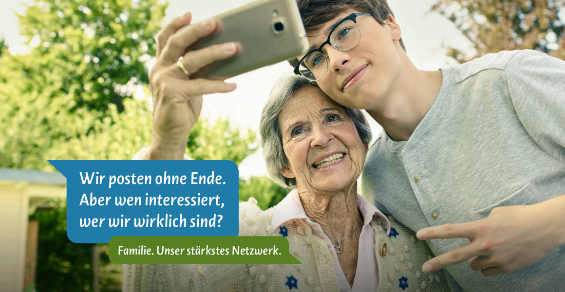 Bild: Großmutter macht mit Enkel Selfie - Text: Wir posten ohne Ende. Aber wen interessiert, wer wir wirklich sind? Familie. Unser stärkstes Netzwerk.