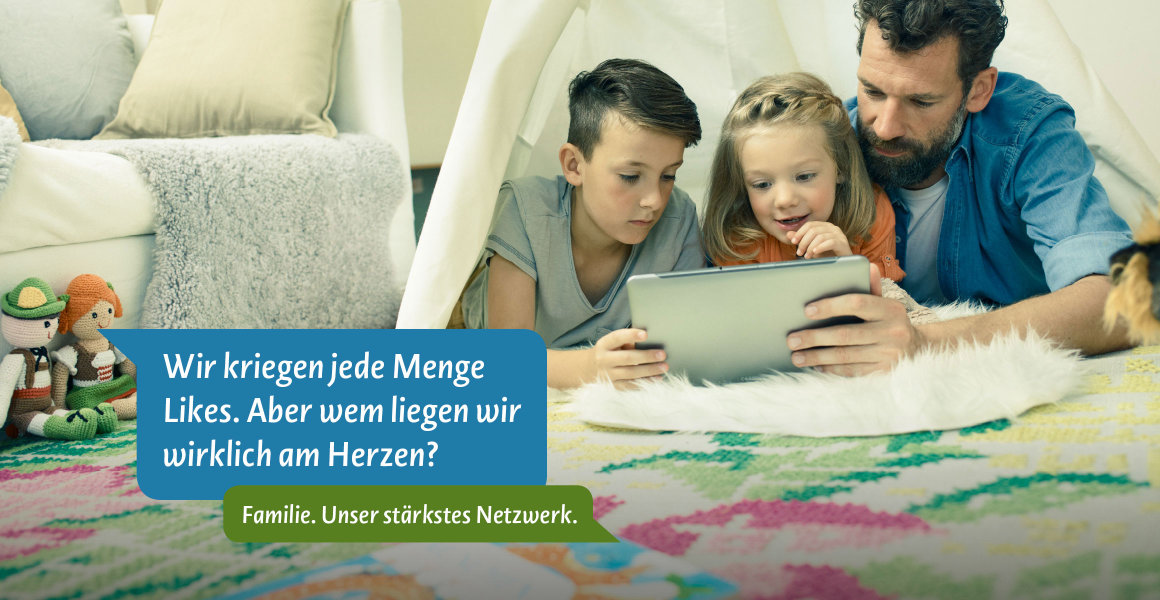 Bild: Familie schaut gemeinsam auf Tablet - Text: Wir kriegen jede Menge Likes. Aber wem liegen wir wirklich am Herzen? Familie. Unser stärkstes Netzwerk. 